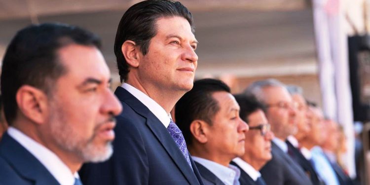 Asiste Alfonso Martínez a nombramiento de nuevo Comandante de XXI Zona Militar