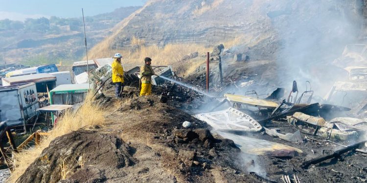 Sofocan incendio en el corrarlon Ríos en Apatzingán