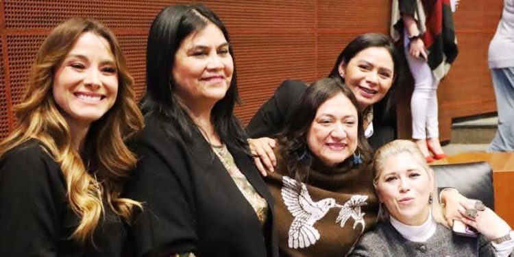 Araceli Saucedo avala en comisiones reforma contra nepotismo y reelección