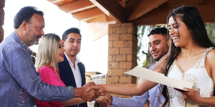 Unidos por el amor: Más de 100 parejas celebran su matrimonio en Pátzcuaro