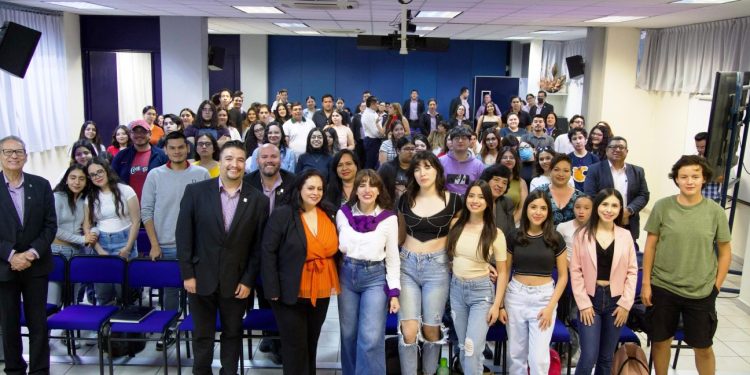 Con fuerza y convicción, Giulianna Bugarini expone sobre la lucha feminista ante juventud de La Piedad