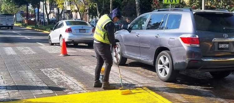 Gobierno de Morelia avanza en balizamiento de la Calzada Juárez para una mayor seguridad vial