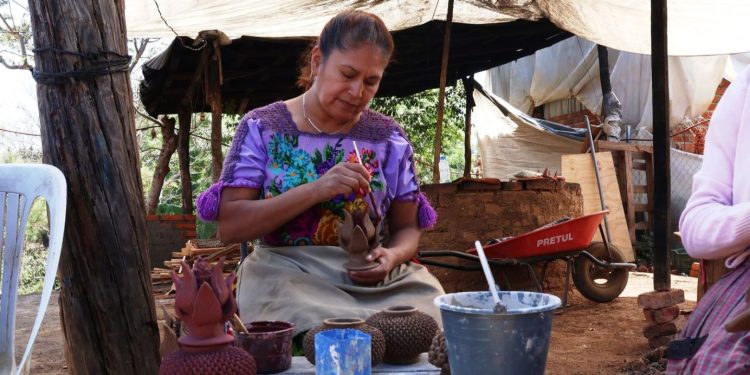 Horno libre de humo beneficia producción de alfareros michoacanos: Casart