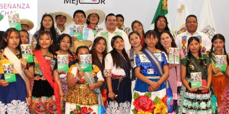 Más de mil estudiantes reciben clases de lenguas originarias en Cecytem