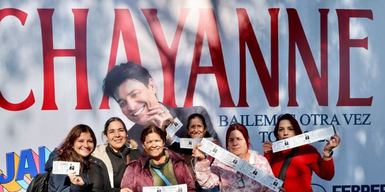 Michoacanos dejan todo por Chayanne; arranca canje de boletos en el Morelos