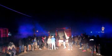 Pausan bloqueo carretero, retienen varios camiones