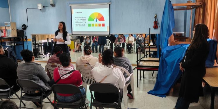 Fiscalía General lleva taller de emociones a padres y madres de familia de un preescolar en Morelia