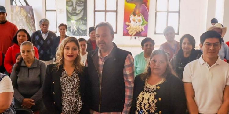 Julio Arreola encabeza la entrega de apoyos a mujeres con cáncer en Pátzcuaro