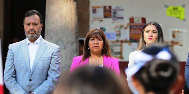 Julio Arreola encabeza conmemoración del Día de la Bandera con orgullo y unidad