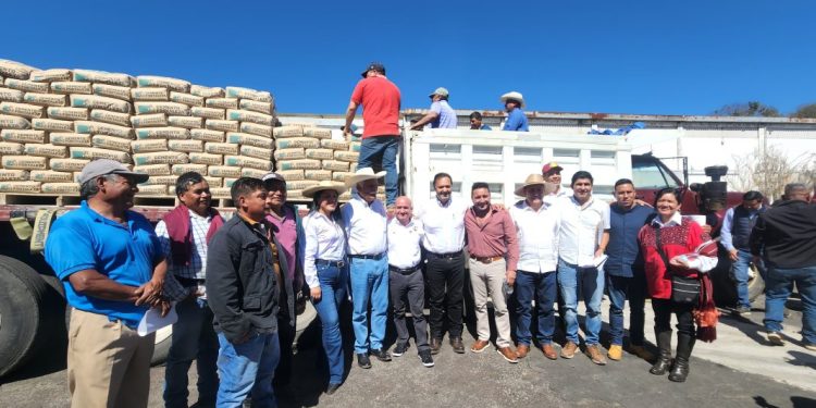 Julio Arreola participa en la entrega de 500 Toneladas de Cemento para Infraestructura Acuícola