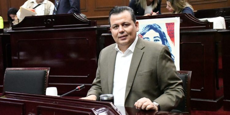 Pide Guillermo Valencia no abandonar a los Policías