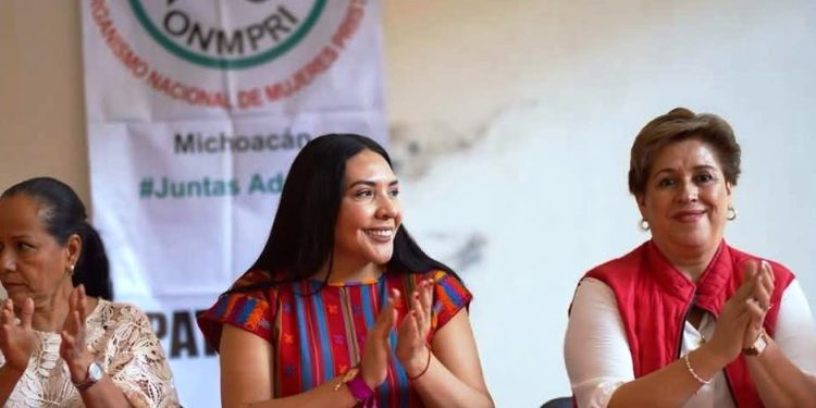 Adriana Campos Huirache se reúne con mujeres del ONMPRI en Apatzingán