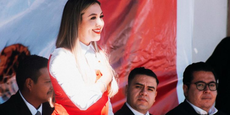 Celebra Dayana Pérez acto conmemorativo a la Bandera de México