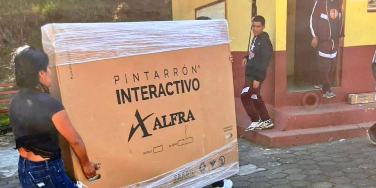 Invierte SCOP más de 2 mdp en equipamiento escolar