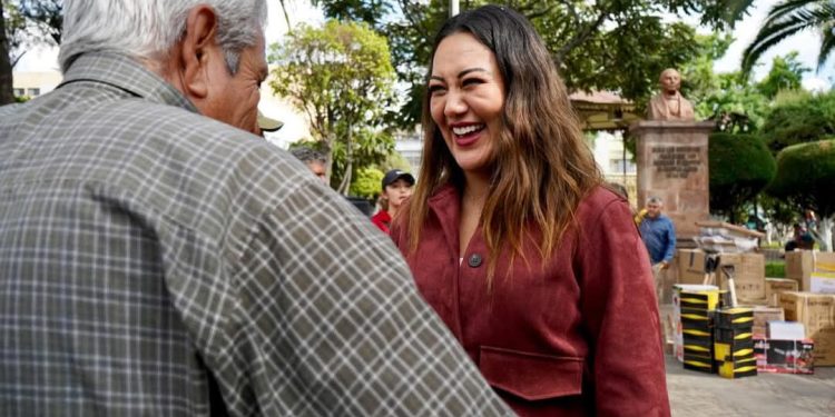 Mónica Valdez impulsa programa social en apoyo a las familias