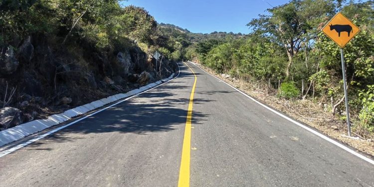 Concluye primera etapa del camino Aguililla – Dos Aguas: SCOP