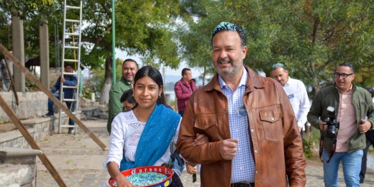 Julio Arreola inaugura la Feria de la Salud para la Mujer Indígena en Janitzio