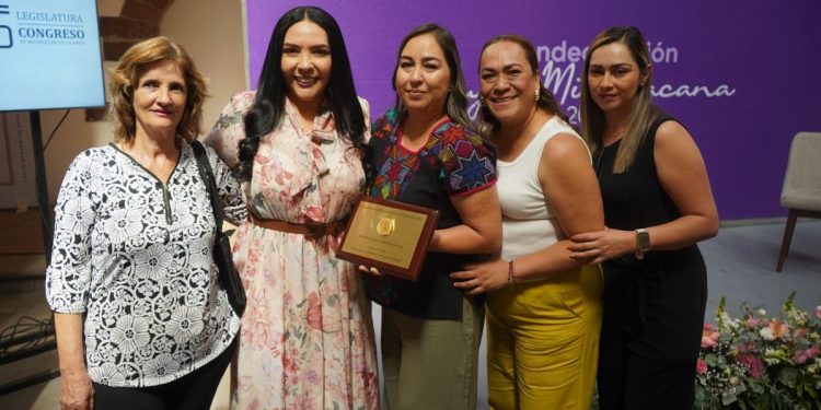 Destaca Adriana Campos trayectoria de Jeannet Adriana Hernández Vega en evento en Zamora