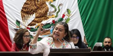 Morelia, Michoacán, a 20 de marzo de 2025.- Para garantizar el cumplimiento de la Ley para la Prevención y Gestión Integral de Residuos de Michoacán y salvaguardar los recursos naturales del Estado, pide Belinda Iturbide Díaz, diputada local de extracción morenista, que los ayuntamientos dispongan correctamente de los desechos sólidos municipales y opten por rellenos sanitarios, en vez de basureros a cielo abierto, porque no cumplen con las normas ambientales.  Tan solo 87 de los 113 municipios no disponen adecuadamente de sus desechos y no almacenan ni dan tratamiento y destino final a la basura que almacenan, tal y como lo mandata la norma sanitaria NOM-083-SEMARNAT 2003, la cual establece que los basureros deben contar con sistemas de impermeabilización, para evitar que los lixiviados se vayan a los mantos freáticos y, drenaje pluvial para que el agua de la lluvia no se almacene en los residuos.  Planes de contingencia para fuego, explosiones, manejo de lixiviados y sustancias reactivas, también deben implementar, empero es frecuente que los basureros se incendien, por la ausencia de sistemas de control de biogás y la inadecuada compactación de residuos.  La diputada morenista señaló que la Procuraduría de Protección al Ambiente (Proam), interpuso tan solo en 2024, 30 multas en igual número de municipios, equivalentes a 25 millones de pesos, y que algunas localidades no han dado seguimiento a las medidas de corrección y en otros se han implementado mejoras significativas.  Es por ello que la diputada Belinda Iturbide, presentó un punto de acuerdo para que los ayuntamientos se coordinen con la Proam e implementen soluciones para el tratamiento de los residuos, con alianzas que les permitan el mejoramiento de la infraestructura de la disposición final de residuos y se sancione a quienes incumplan con las normas ambientales.  “Se debe también concientizar con educación ambiental para la ciudadanía, pues este problema no se puede abordar solamente desde una perspectiva gubernamental, por ello es fundamental educar y sensibilizar a la población sobre la importancia de reducir, reciclar y manejar correctamente los residuos y así generar una cultura de responsabilidad compartida