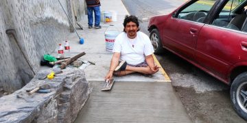 Apatzinguense con Discapacidad construye rampas para apoyar a las personas de su sector