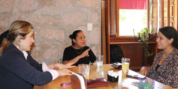 Reconoce Brissa Arroyo trayectoria de Yareni Pérez, galardonada con la presea “Mujer michoacana 2025”