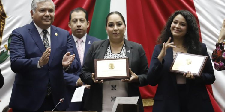 Yareni Pérez Vega y Jannet Hernández Vega reciben Condecoración “La Mujer Michoacana 2025”