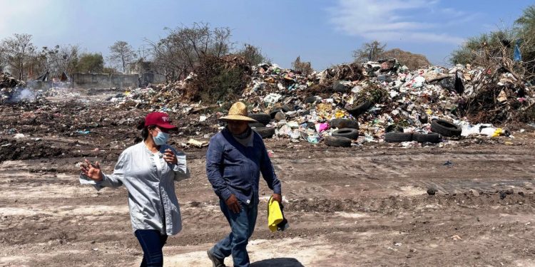 Continúan  las labores para sofocar el incendio en el basurero municipal