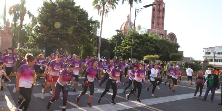 Más de 500 personas corren en la carrera por el agua en Apatzingán