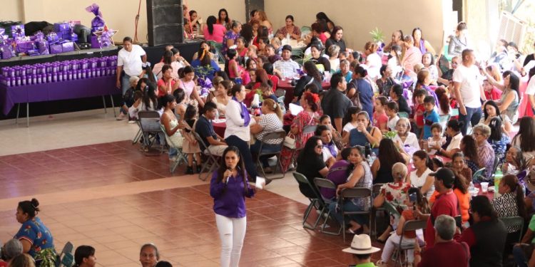 Conmemoran el día internacional de la mujer Fanny Arreola en compañia de mil mujeres