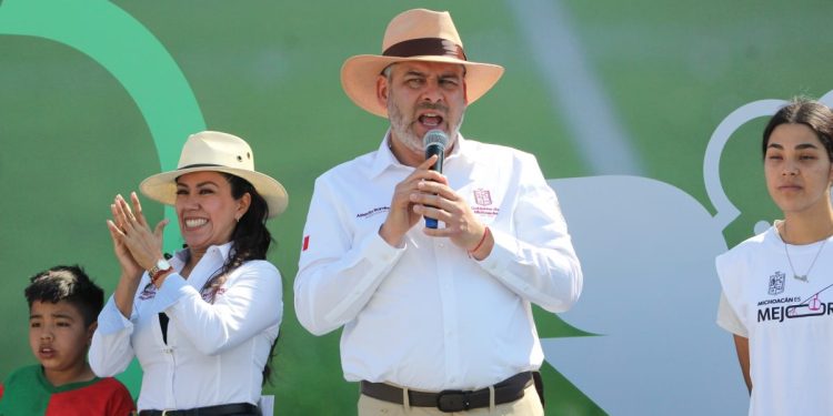 Inauguran cancha de usos múltiples en colonia La Pradera en Apatzingán