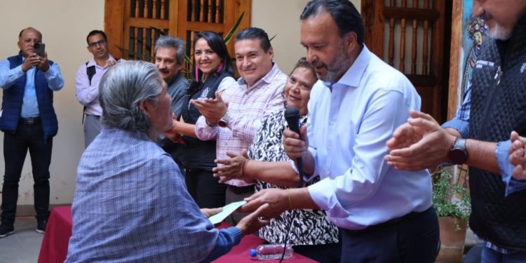 Julio Arreola fortalece los lazos familiares en Pátzcuaro con la entrega de visas Peces Blancos