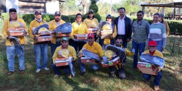 Julio Arreola entrega equipo a brigada contra incendios en Pátzcuaro