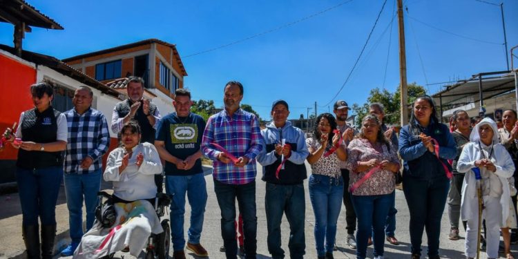 Julio Arreola cumple con San Pedro Pareo con obra de pavimentación