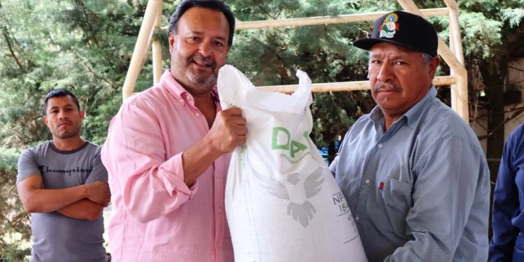 Julio Arreola fortalece el campo patzcuarense con entrega de fertilizante municipalizado
