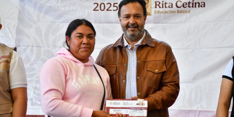Julio Arreola refuerza su compromiso con la educación en Pátzcuaro