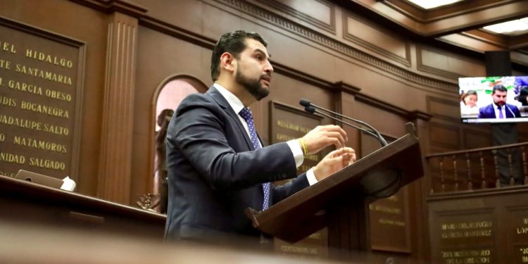 Octavio Ocampo presentó iniciativa para que Michoacán refuerce la defensa animal al  sancionar la falta de auxilio a los animales