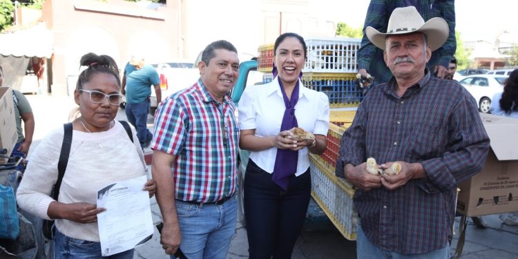 En apoyo a la economía familiar entregan pollas de traspatio