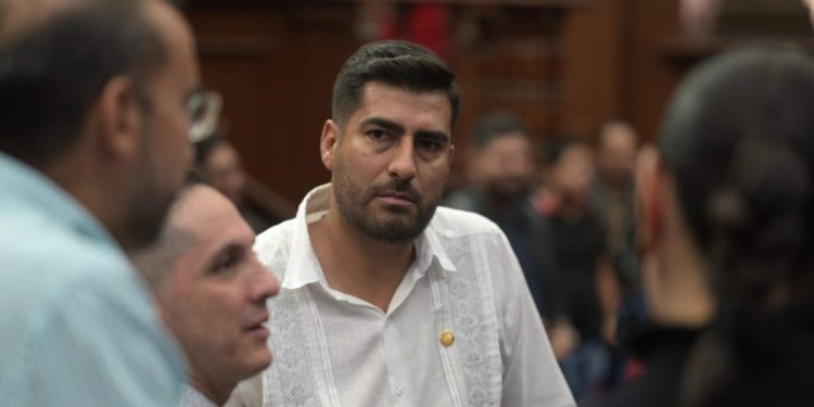 Eliminar becas universitarias afecta a estudiantes de escasos recursos: Poncho Chávez