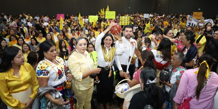 Mujeres de las distintas regiones de Michoacán cierran filas en pro de Araceli Saucedo