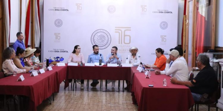 Impulsa Hugo Rangel iniciativa para mejorar producción mezcalera en Michoacán y haya mejores condiciones para el sector