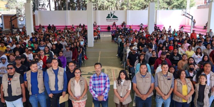 Compromiso con la juventud: Julio Arreola entrega 480 tarjetas a beneficiarios en Pátzcuaro
