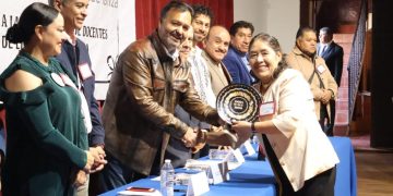 Julio Arreola encabeza homenaje a la trayectoria docente en Pátzcuaro