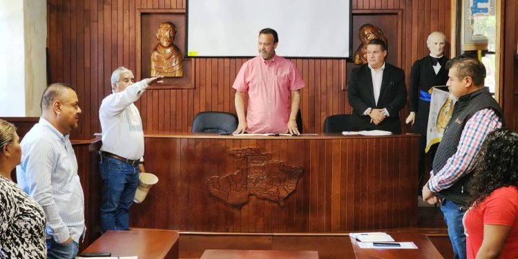 Julio Arreola toma protesta a nuevo Director de Asuntos Indígenas en Pátzcuaro