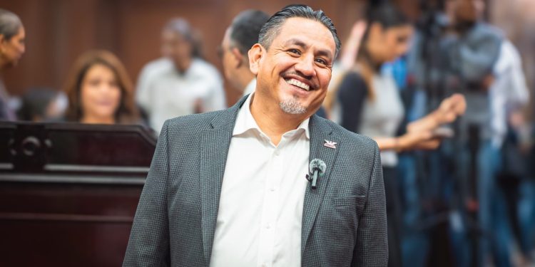 En caso de emergencia familiar otorgar permiso laboral de 1 a 5 días al trabajador con goce de sueldo propone Víctor Manríquez