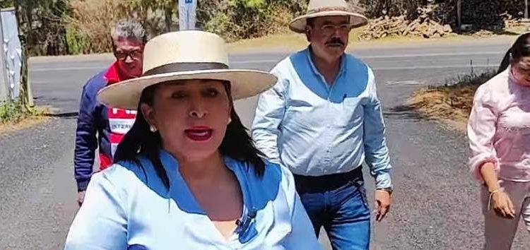 Da a conocer Alma Mireya González avances del mantenimiento de vialidades principales de Atzimbo