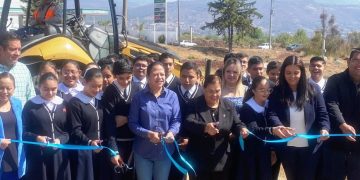 Arrancan diputada Tere Herrera y presidenta Jeovana Alcántar obra en Secundaria Roberto López Maya