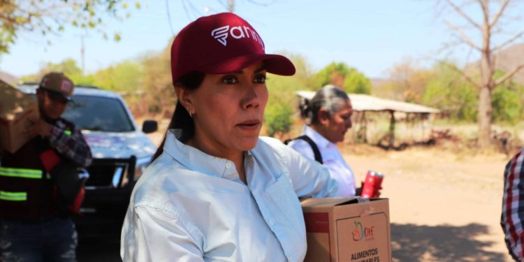 Fanny Arreola realiza jornada social en la comunidad de El Alcalde.