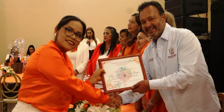 Julio Arreola reconoce el compromiso y entrega de las educadoras