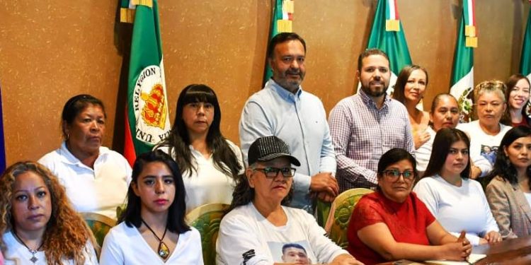 Julio Arreola firma convenio para brindar atención integral a víctimas de desaparición forzada