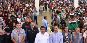Julio Arreola celebra entrega de becas Benito Juárez a estudiantes de nivel medio superior en Pátzcuaro